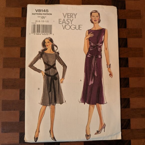 Very Easy Vogue 8145 - Uncut - Sizes 6-12 - sleeveless dress with sash detail - Picture 1 of 3